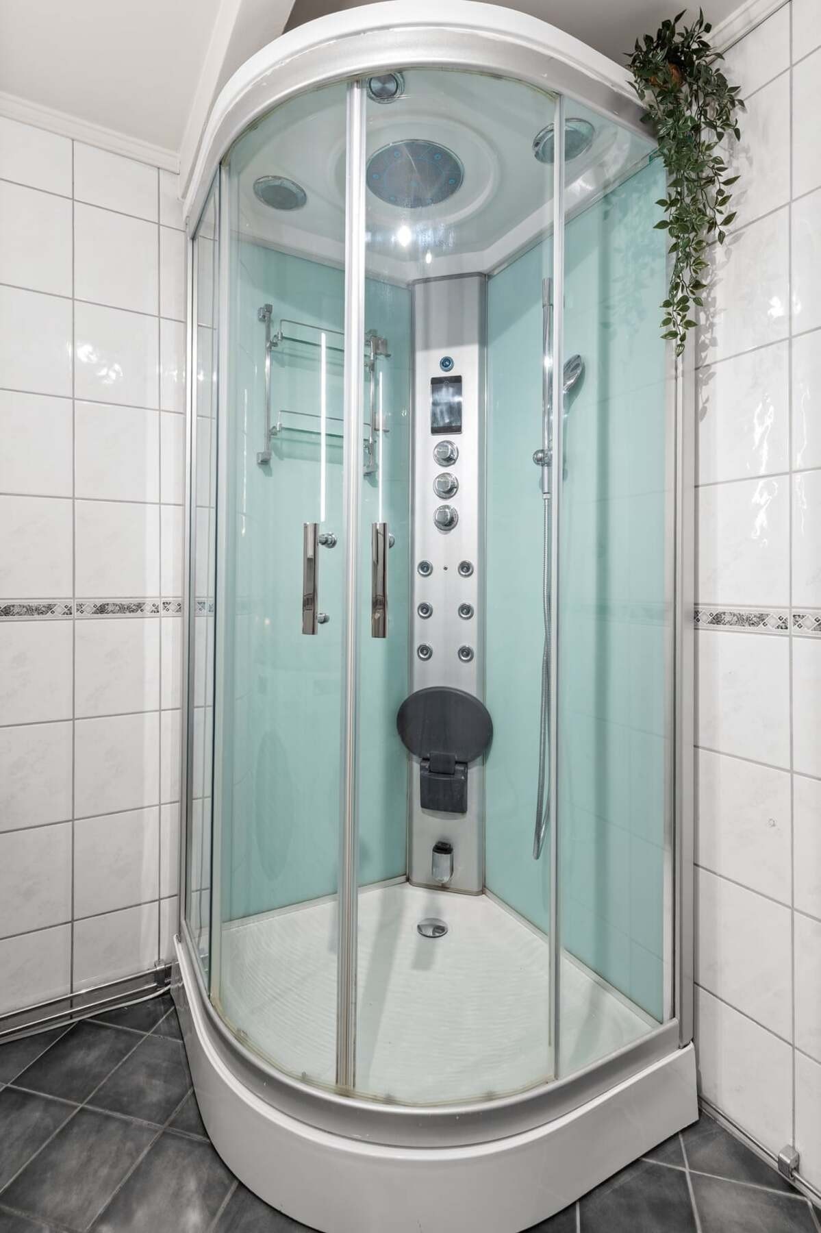 Videre er badet utstyrt med dusjkabinett Galleribilde