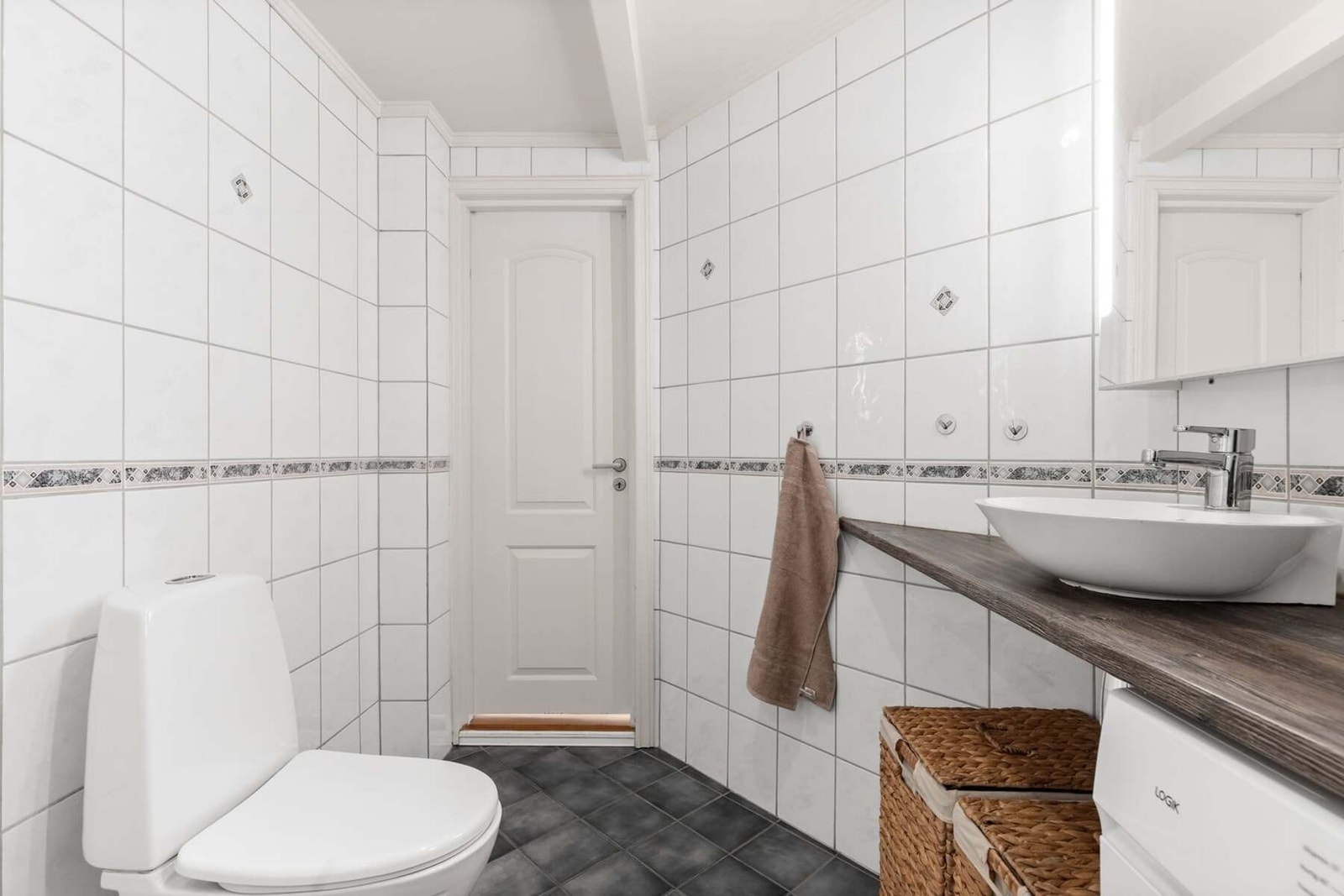 Rommet har gulvstående toalett og naturlig ventilering Galleribilde