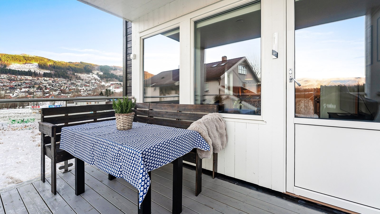 God plass til sittegruppe på veranda Galleribilde