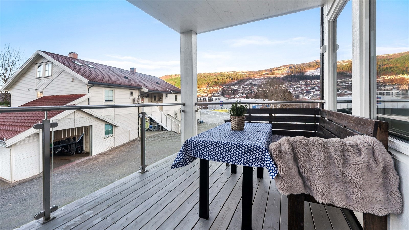 Overbygd og romslig veranda med god utsikt Galleribilde