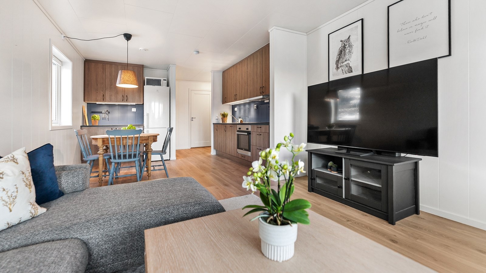 Del av stue mot kjøkken og gang i bakgrunnen Galleribilde