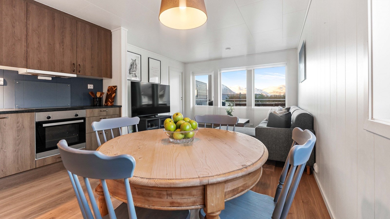 Spisebord mot veranda i bakgrunnen Galleribilde