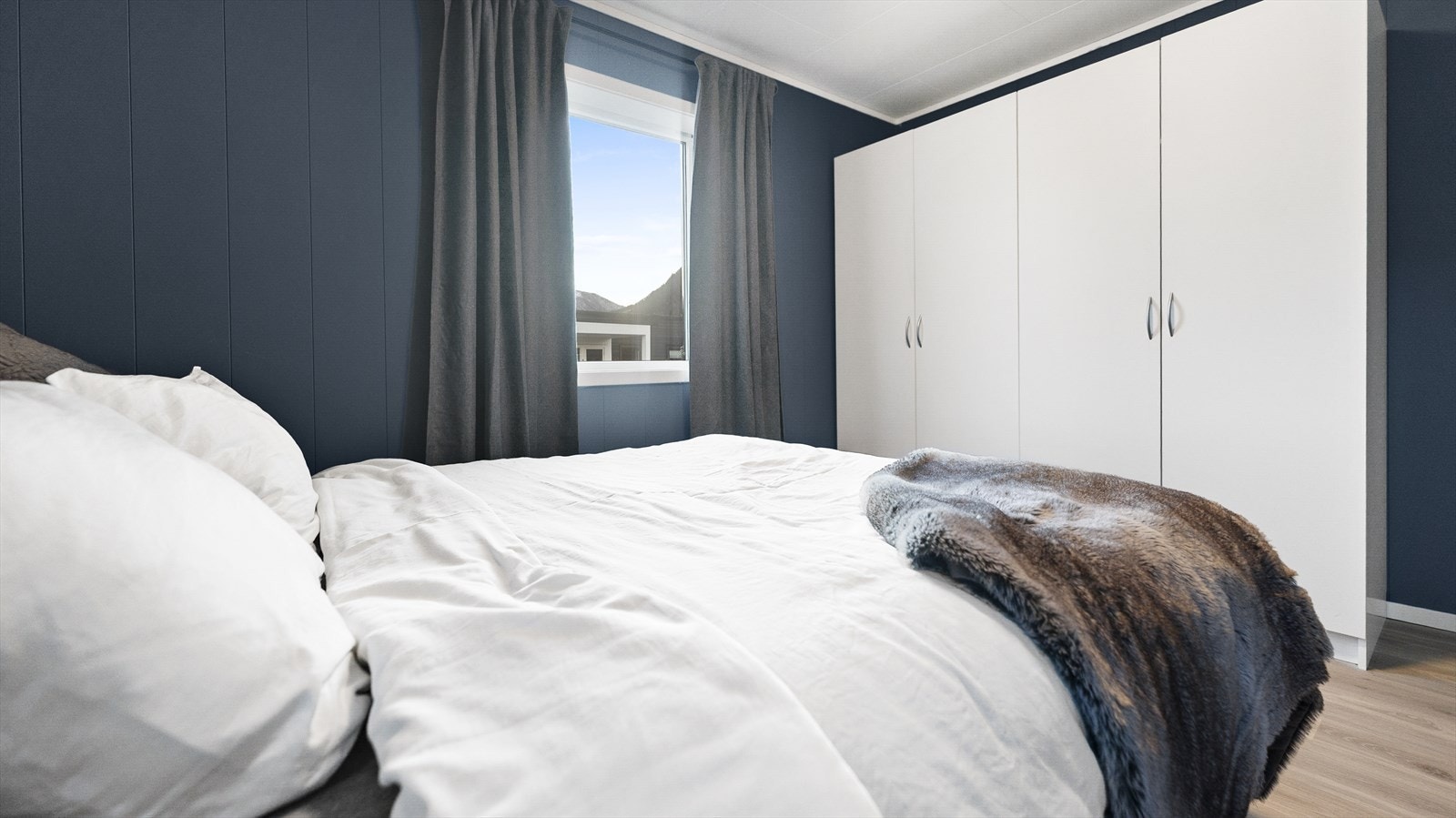 Hovudsoverom med garderobeskap Galleribilde