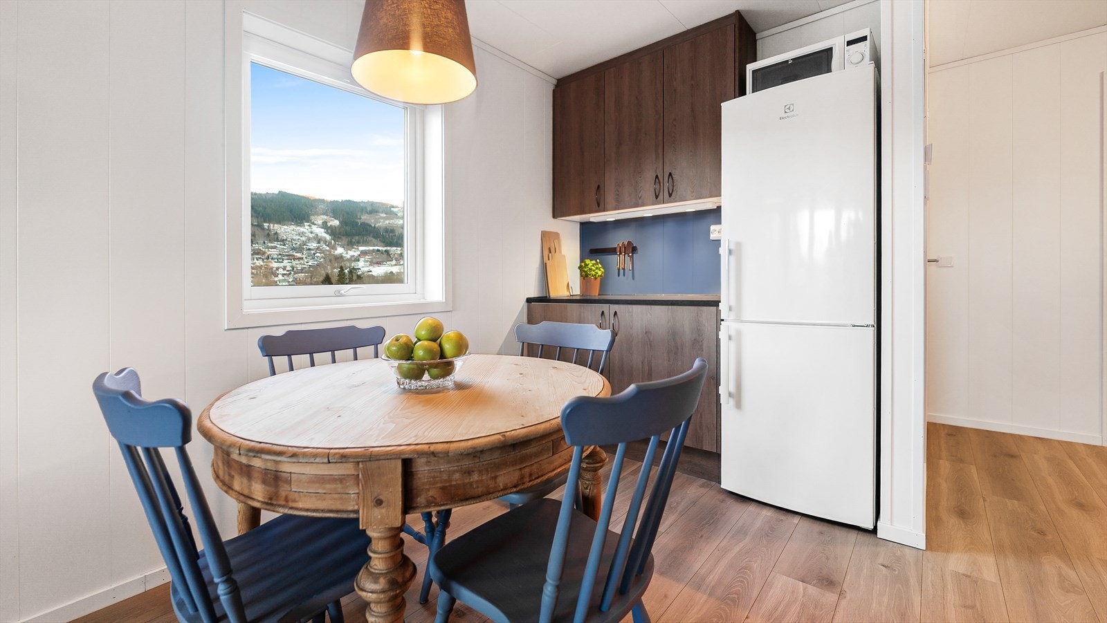 Spisebord ved kjøkkenet Galleribilde