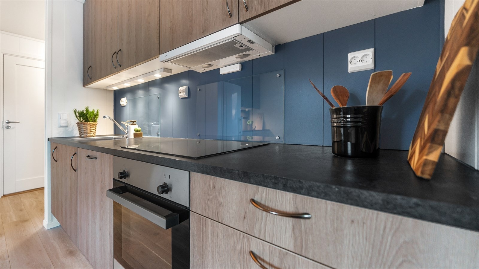 Detaljer kjøkken med integrert komfyr og oppvaskmaskin Galleribilde