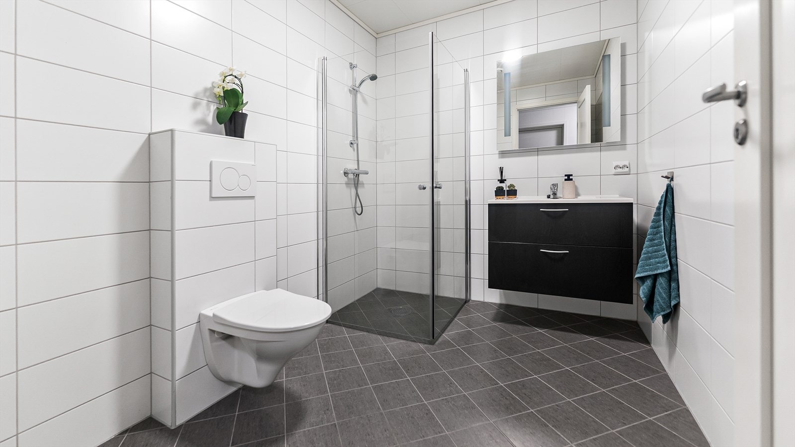 Lyst og moderne baderom med dusjhjørne Galleribilde