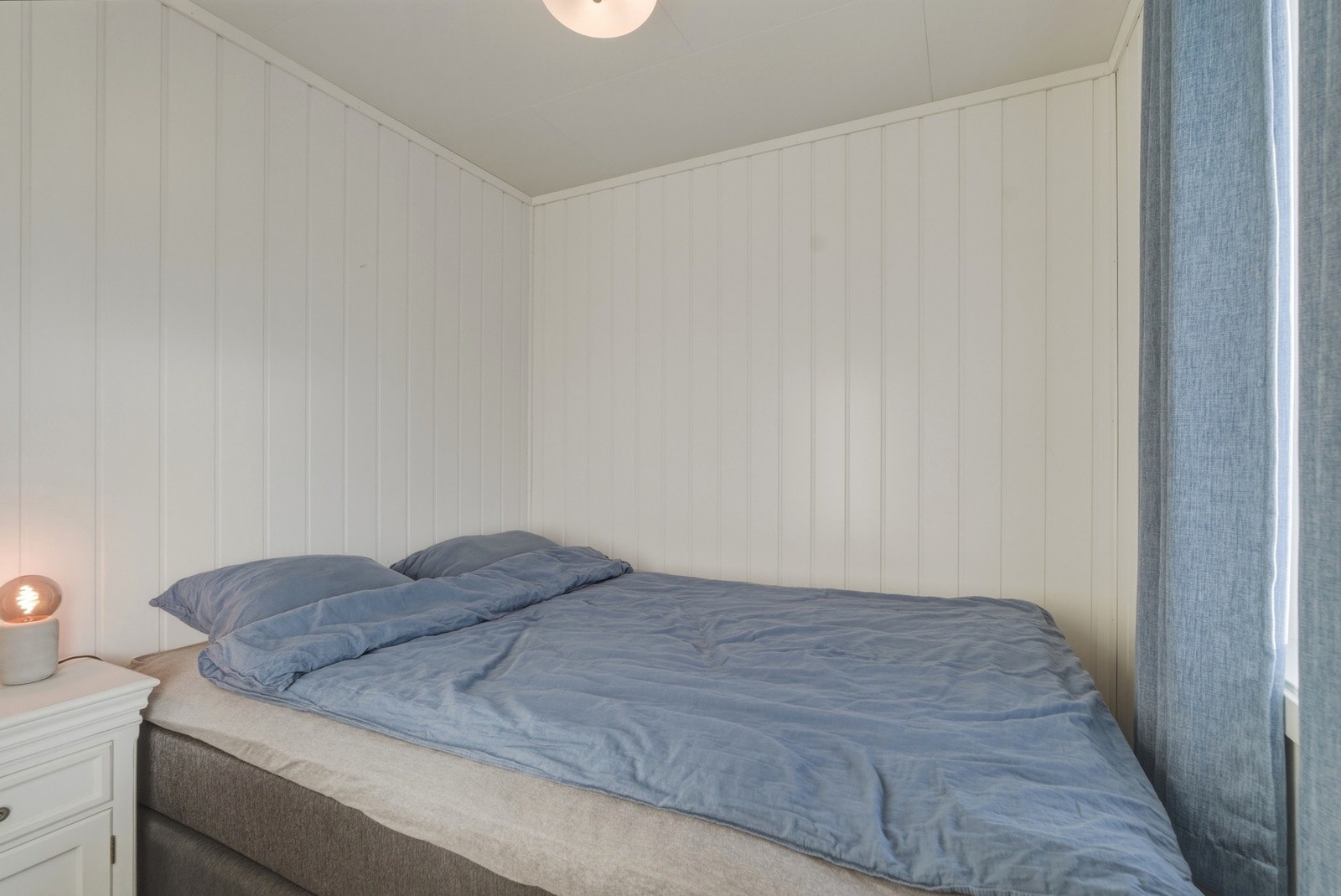 Soverom nr. 2 med adkomst fra stua - egner seg fint til bruk som gjesterom, barnerom eller kontor. Galleribilde