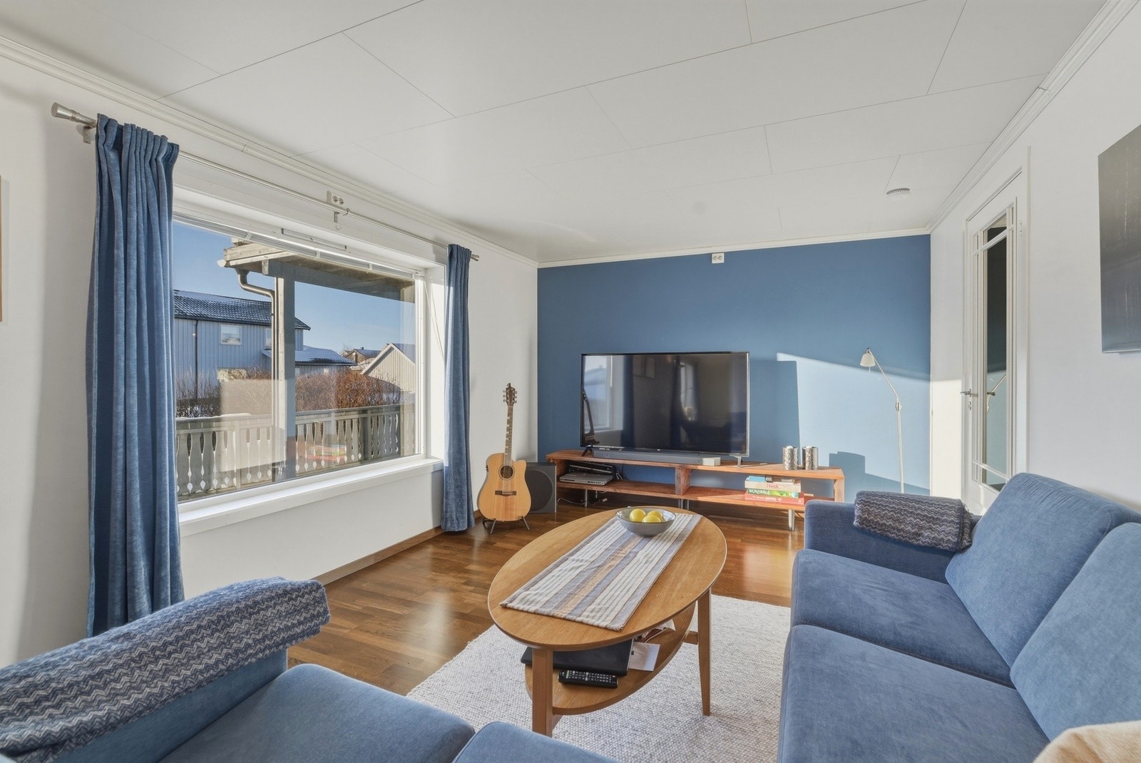 Stue med plass til stor sofagruppe. Galleribilde