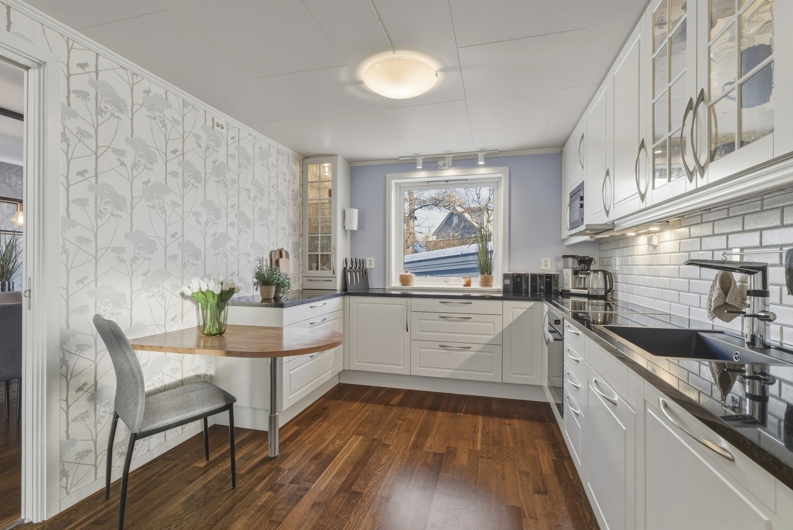 Parkettgulv med varme. Fastmontert spisebord i tilknytning innredningen. Galleribilde