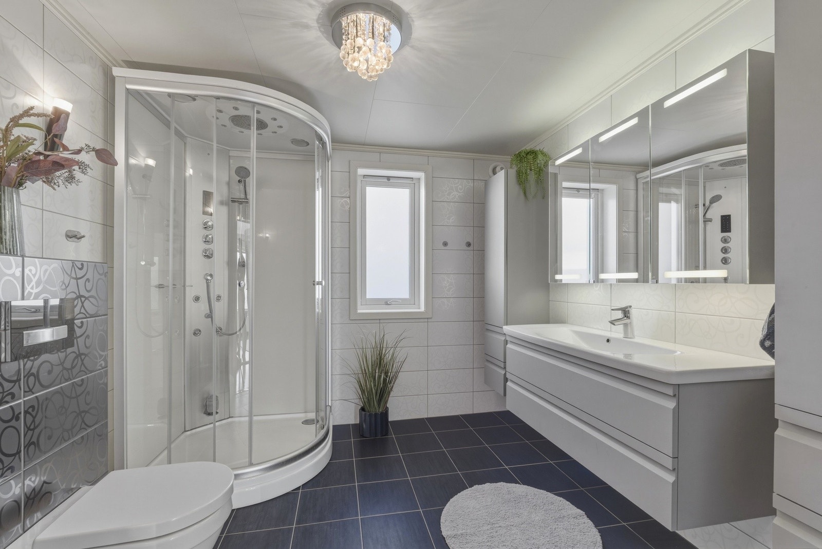 Pent flislagt bad fra 2015 med varme i gulv. Stor servantinnredning med speilskap og høyskap. Steamdusj. Galleribilde