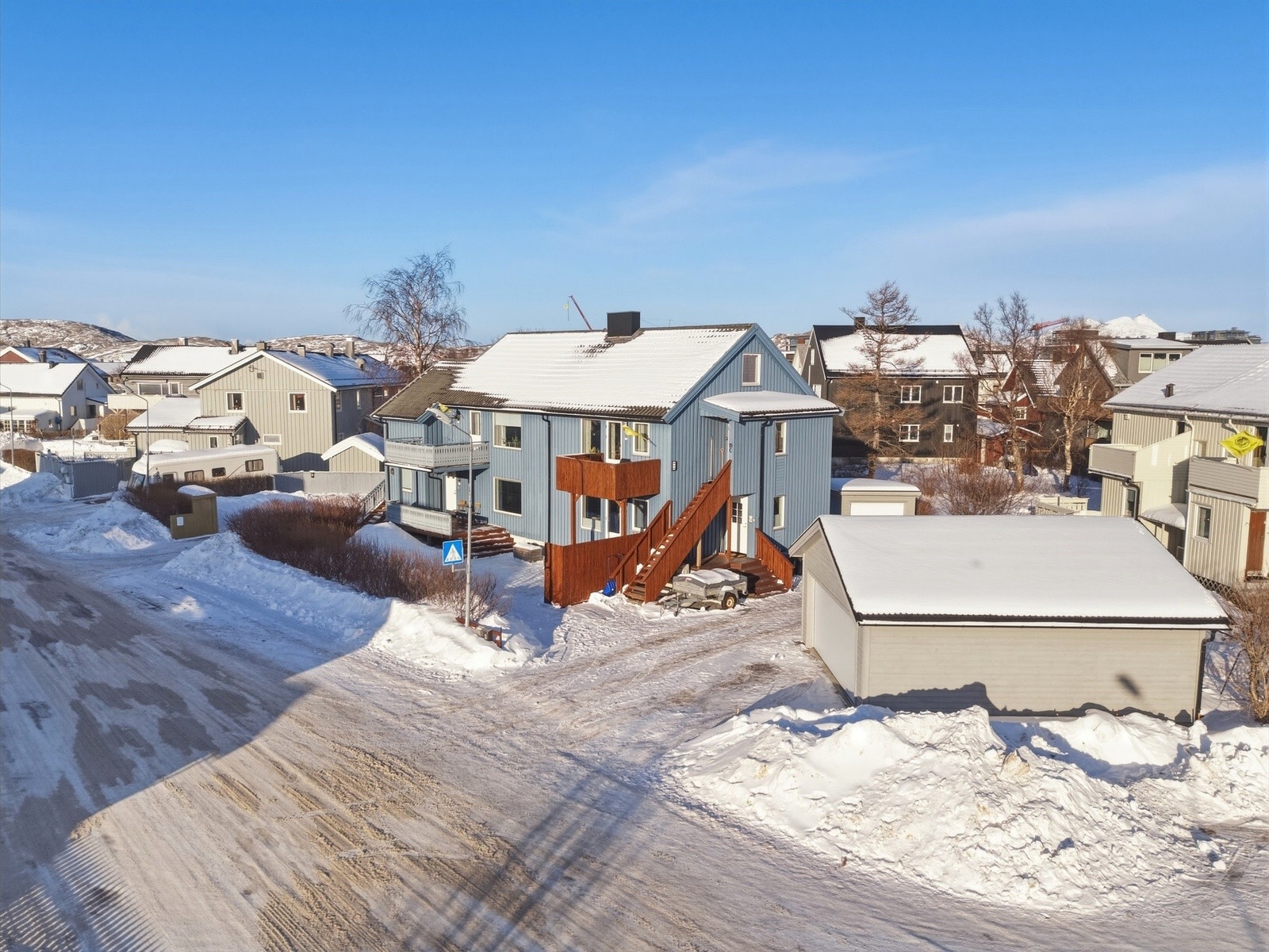 Decra taktekke byttet i 2005. De fleste vinduer skiftet i 2005/2015. Alle yttervegger er etterisolerte. Drenering byttet på en side i 2005. Galleribilde