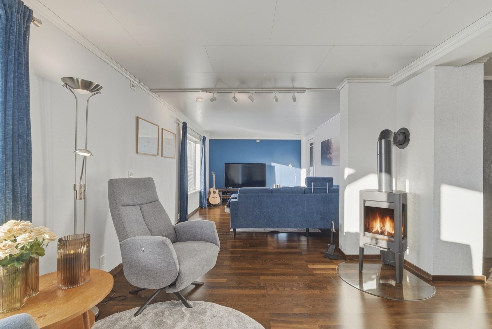 Stue med gode møbleringsmuligheter. Peis og varmepumpe. Galleribilde