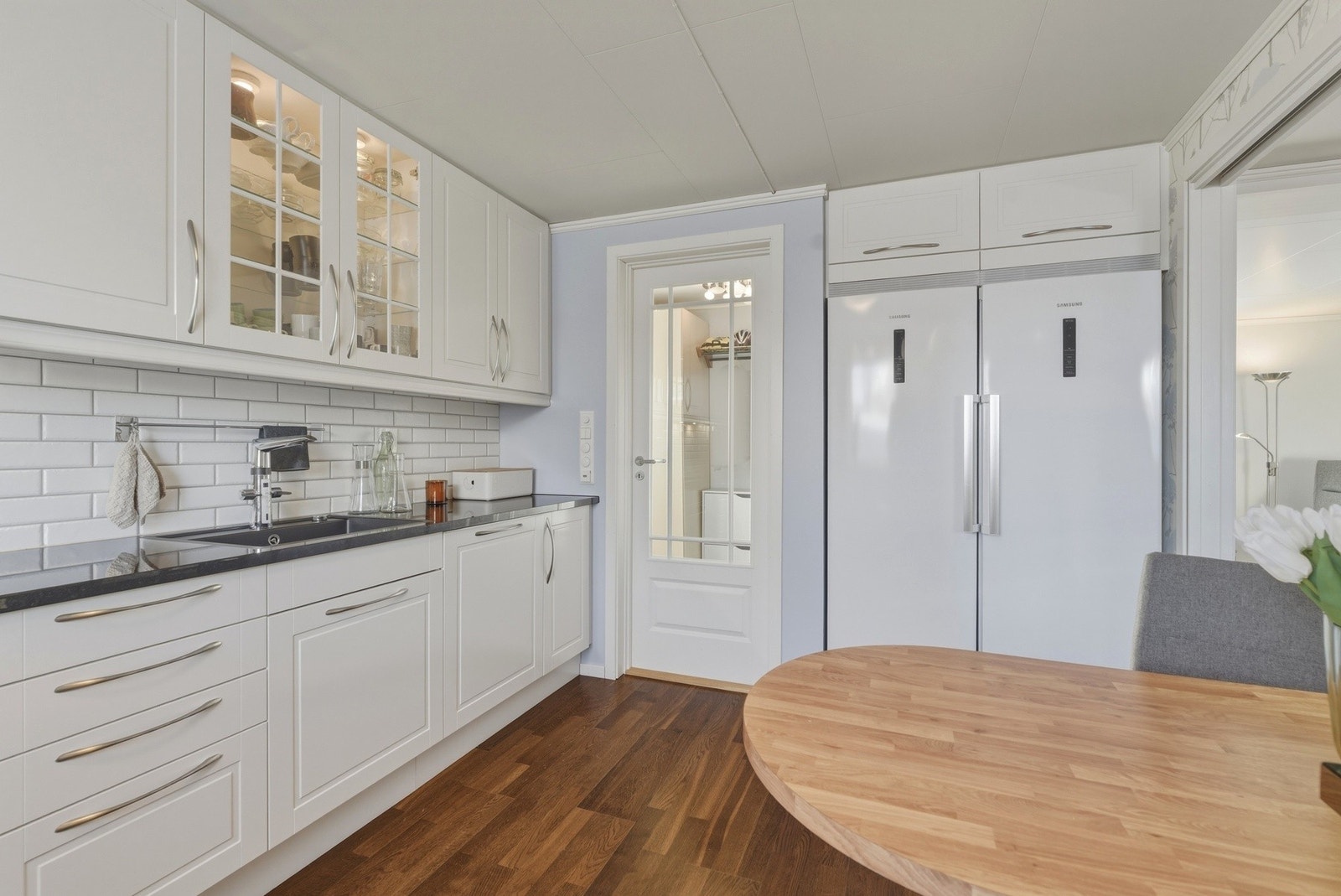 Frittstående side-by-side kjøle/fryseskap medfølger også. Galleribilde