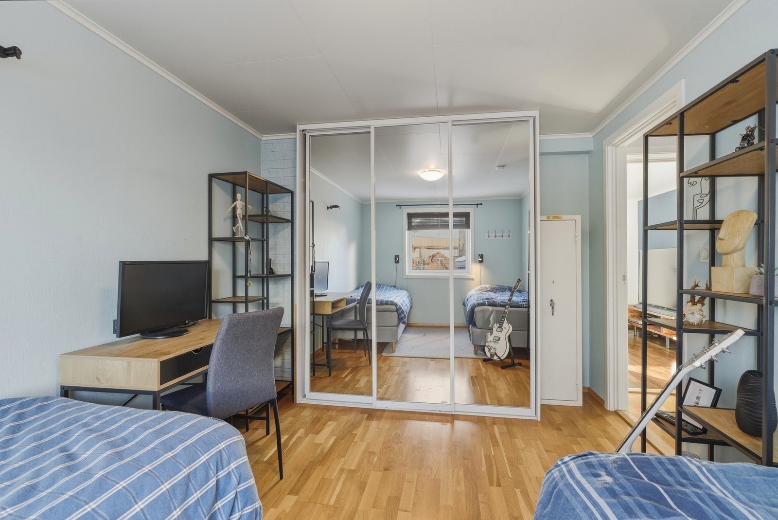 Lagringsplass i skyvedørsgarderobe med speilfronter. Galleribilde