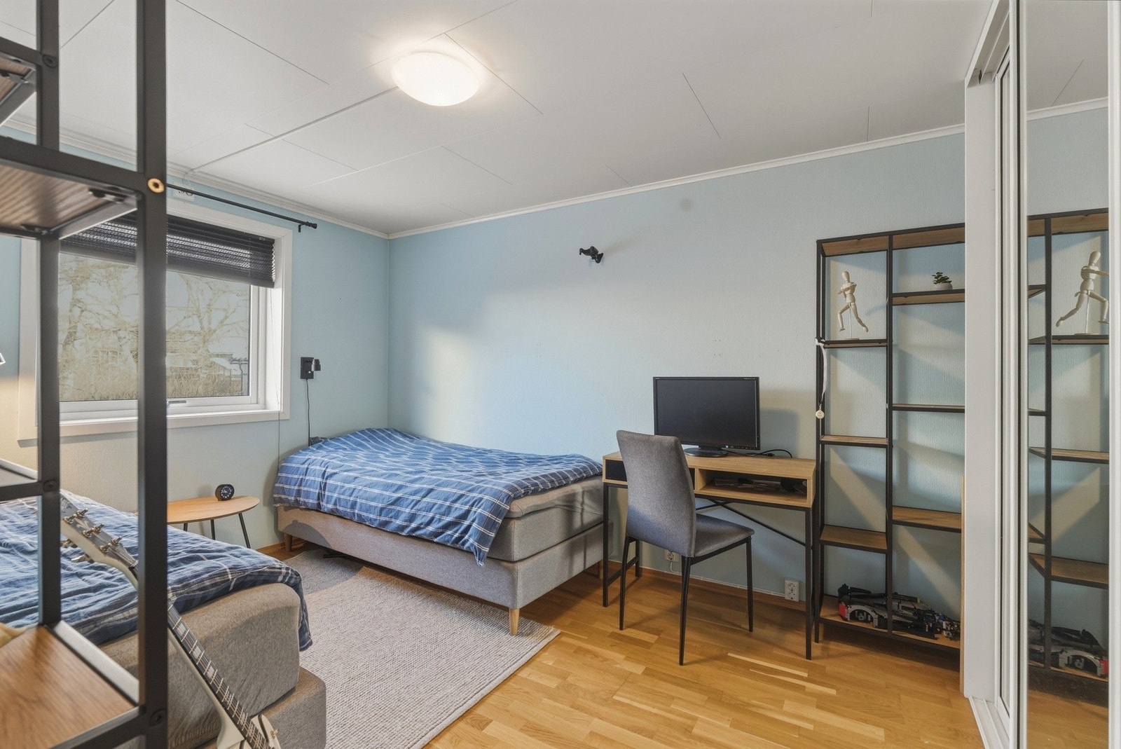 Romslig hovedsoverom med god plass til seng, nattbord og øvrig møblement. Galleribilde