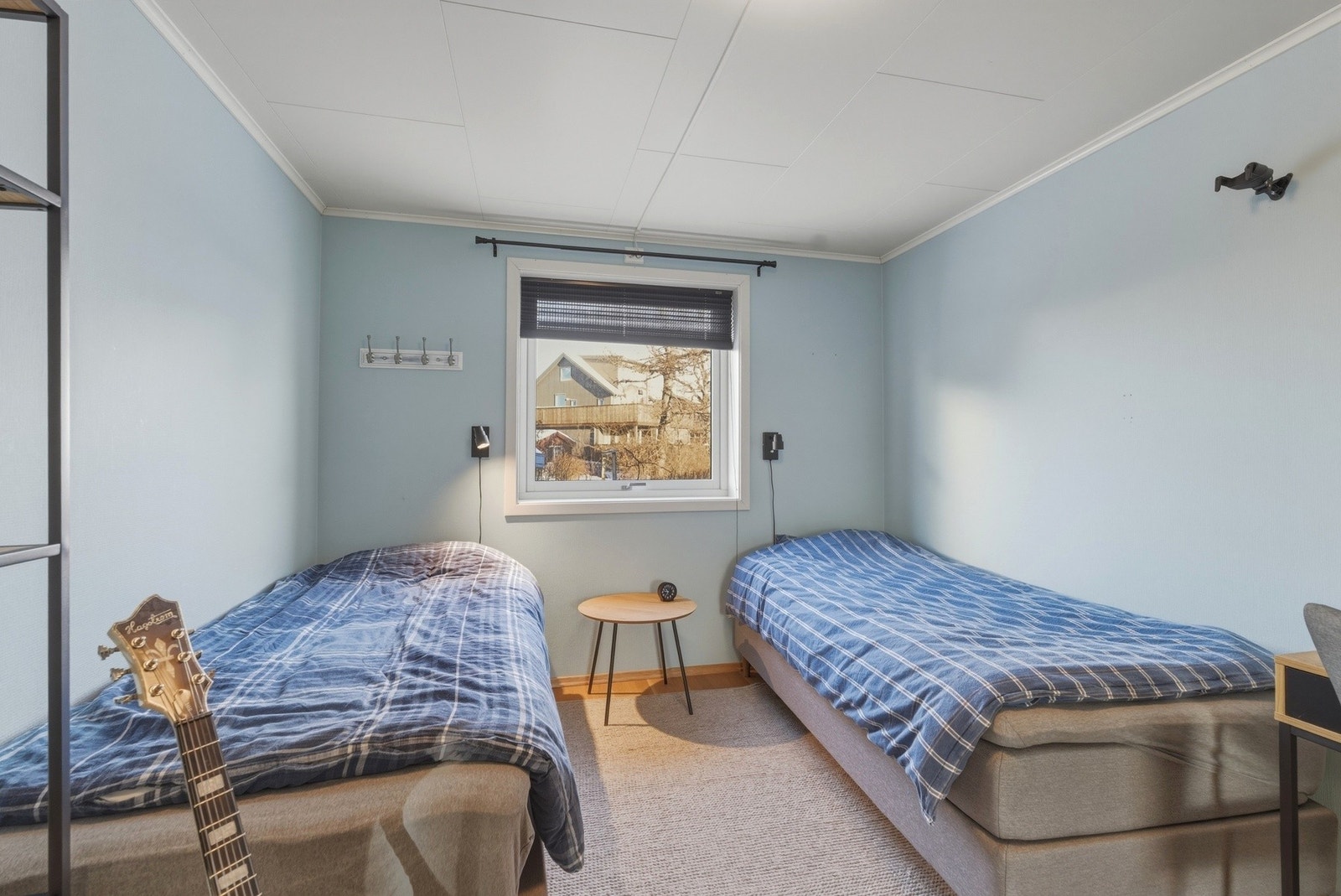 Romslig hovedsoverom med god plass til seng, nattbord og øvrig møblement. Galleribilde