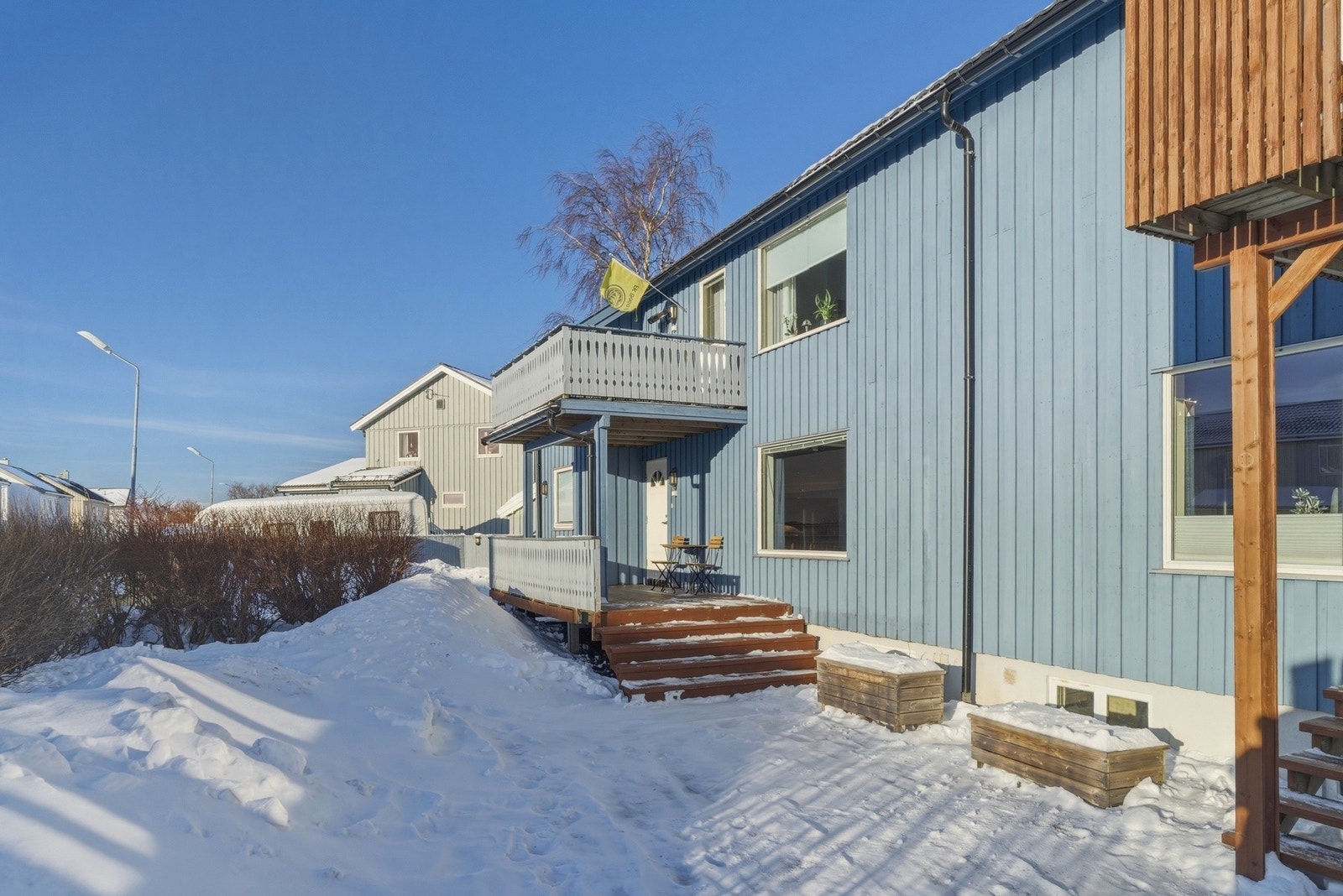 Uteareal/hage - egen inngang til hybel. Galleribilde