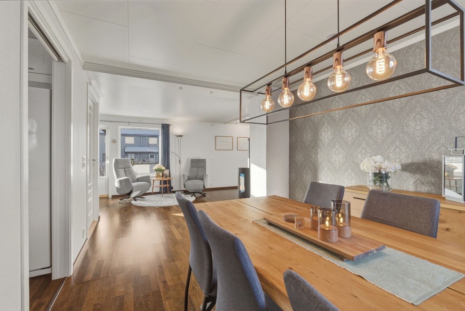 Stor stue med egen spisestueavdeling. Galleribilde