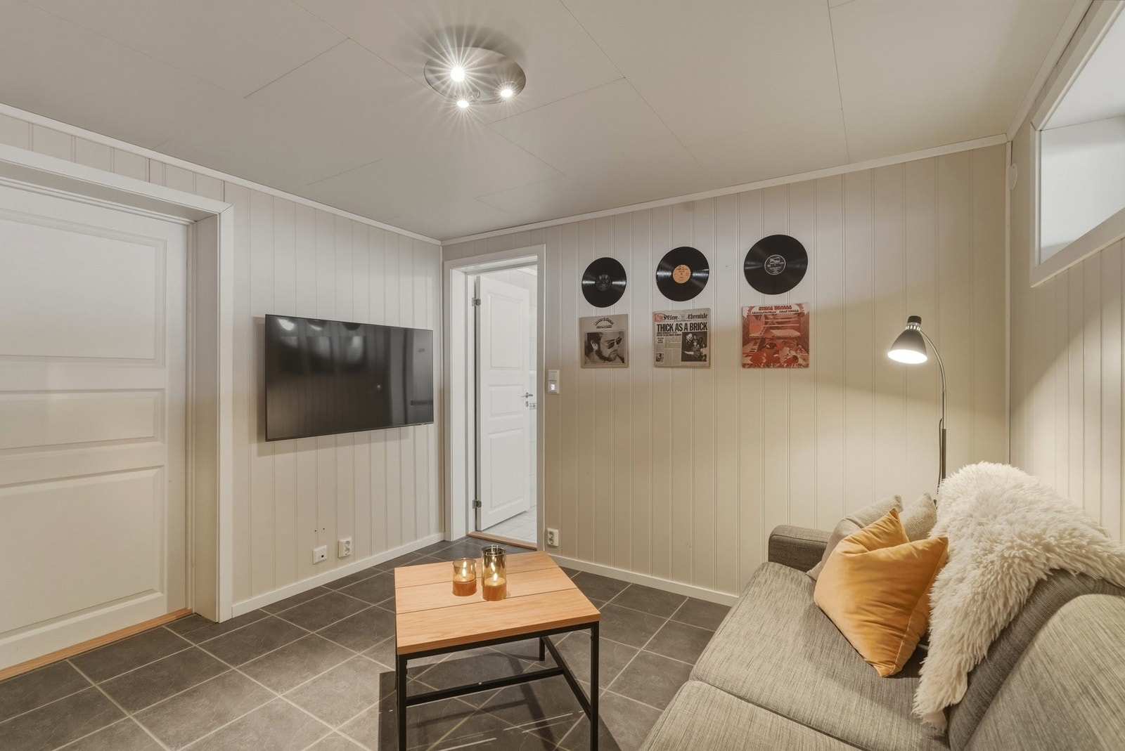 Trivelig kjellerstue med flislagt gulv med varme. Adkomst til bad og boder. (Ikke søkt bruksendring, opprinnelig bod). Galleribilde