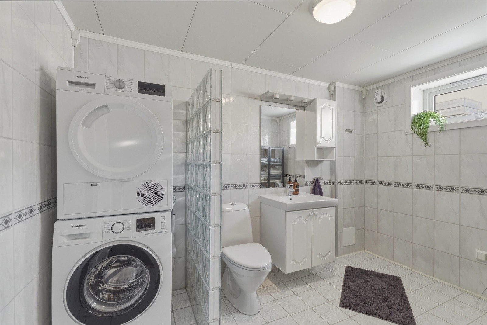 Bad/vaskerom som ble oppgradert i 2008. Flislagt gulv med varme og våtromsplater på vegger. Opplegg for vaskemaskin og tørketrommel. (Ikke søkt bruksendring, opprinnelig bod). Galleribilde