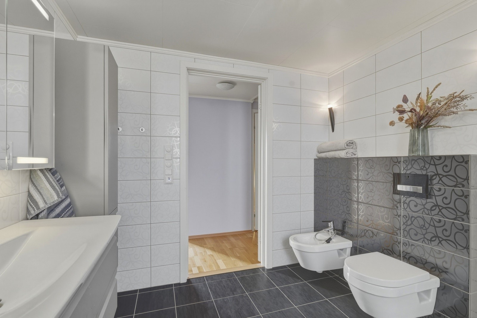 Badet har vegghengt toalett og bidet. Galleribilde