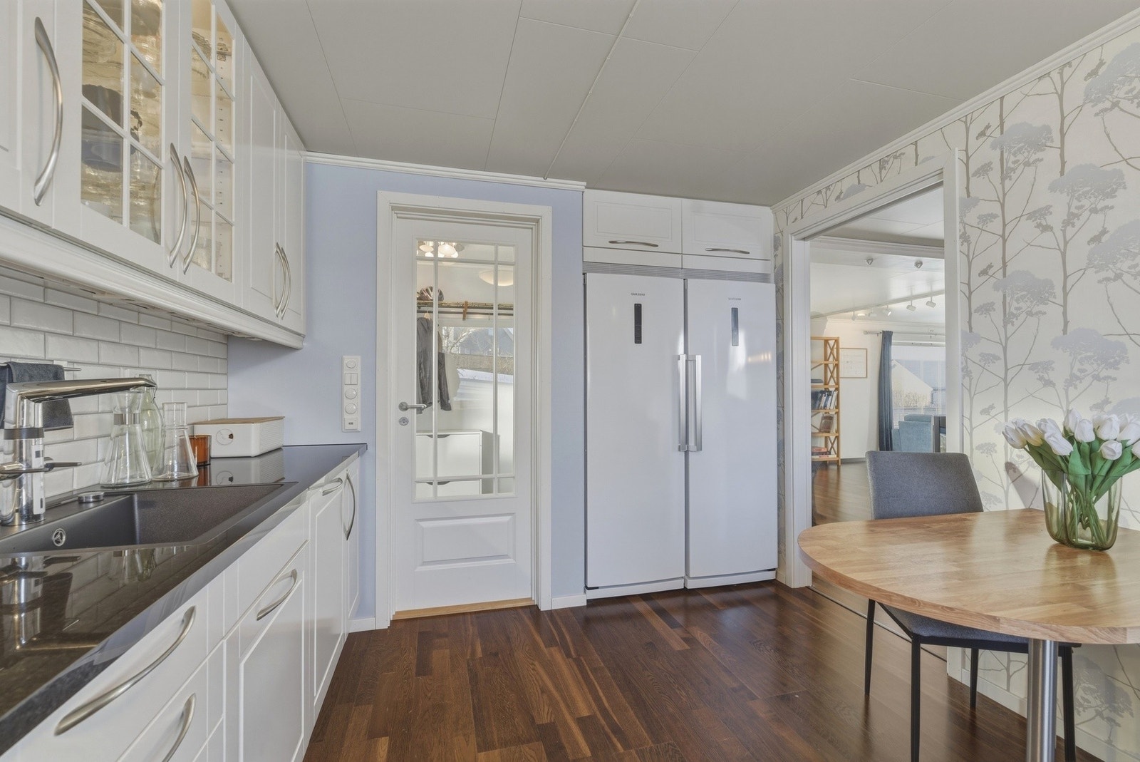 Adkomst til kjøkkenet via både gang og stue. Galleribilde