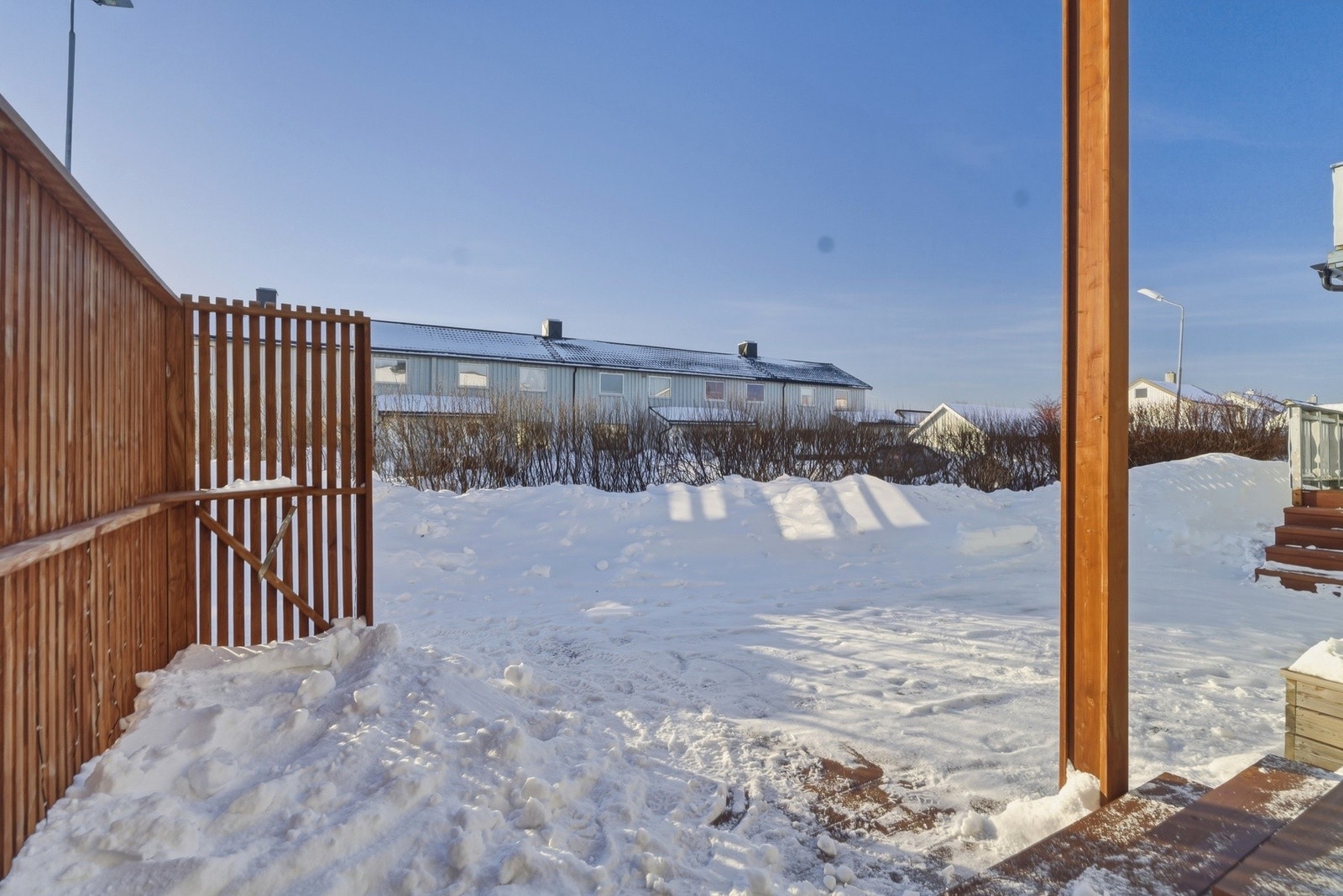 Stor sørvendt platting og hage. Galleribilde