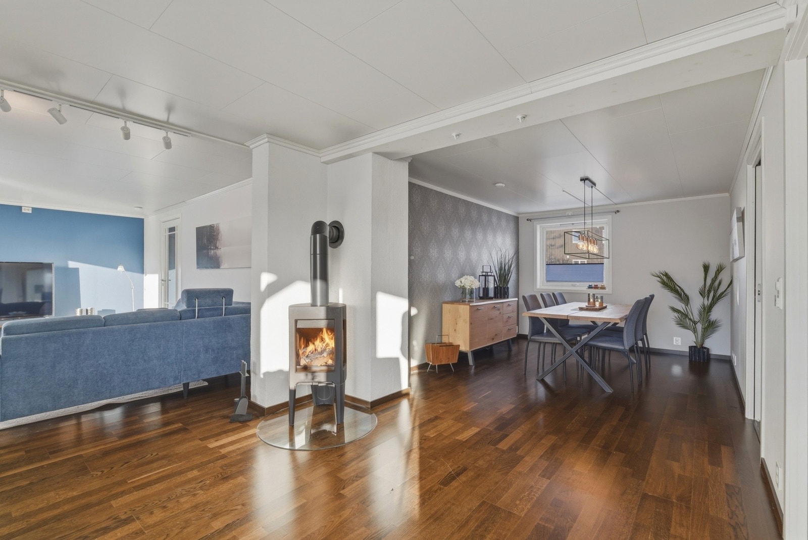 Parkettgulv med varme. Det er i tillegg montert både peis og varmepumpe som sørger for lun og effektiv oppvarming. Galleribilde