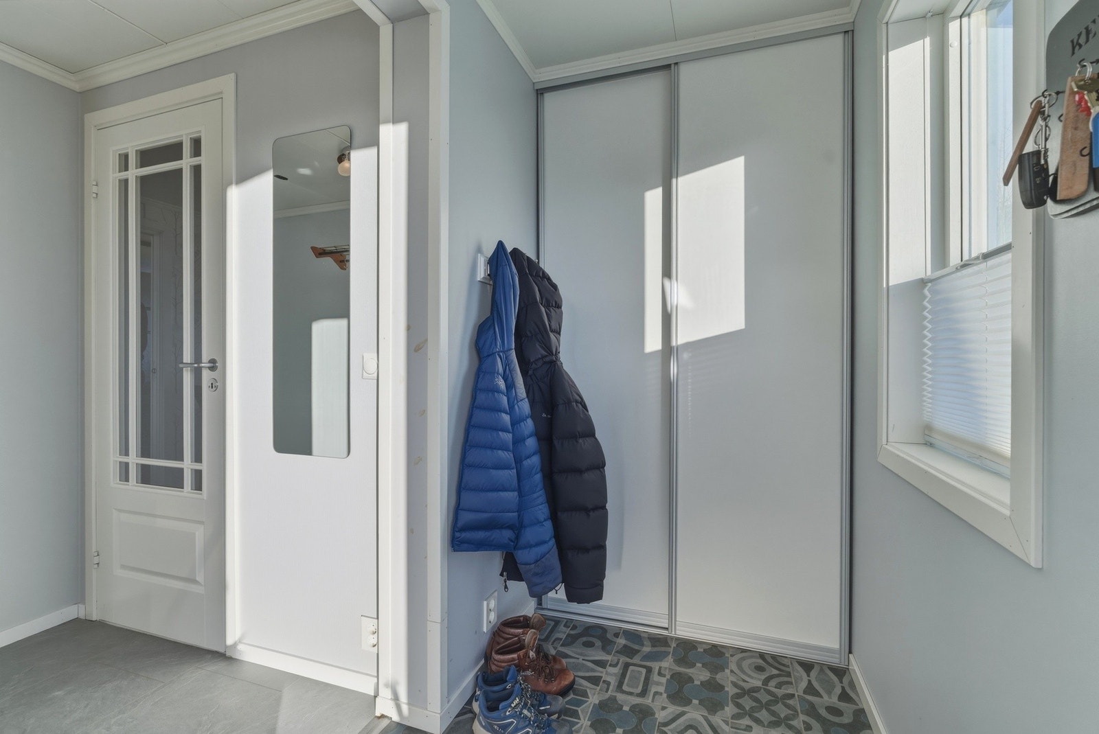 Velkommen inn - vindfang med varme i gulv og skyvedørsgarderobe. Galleribilde