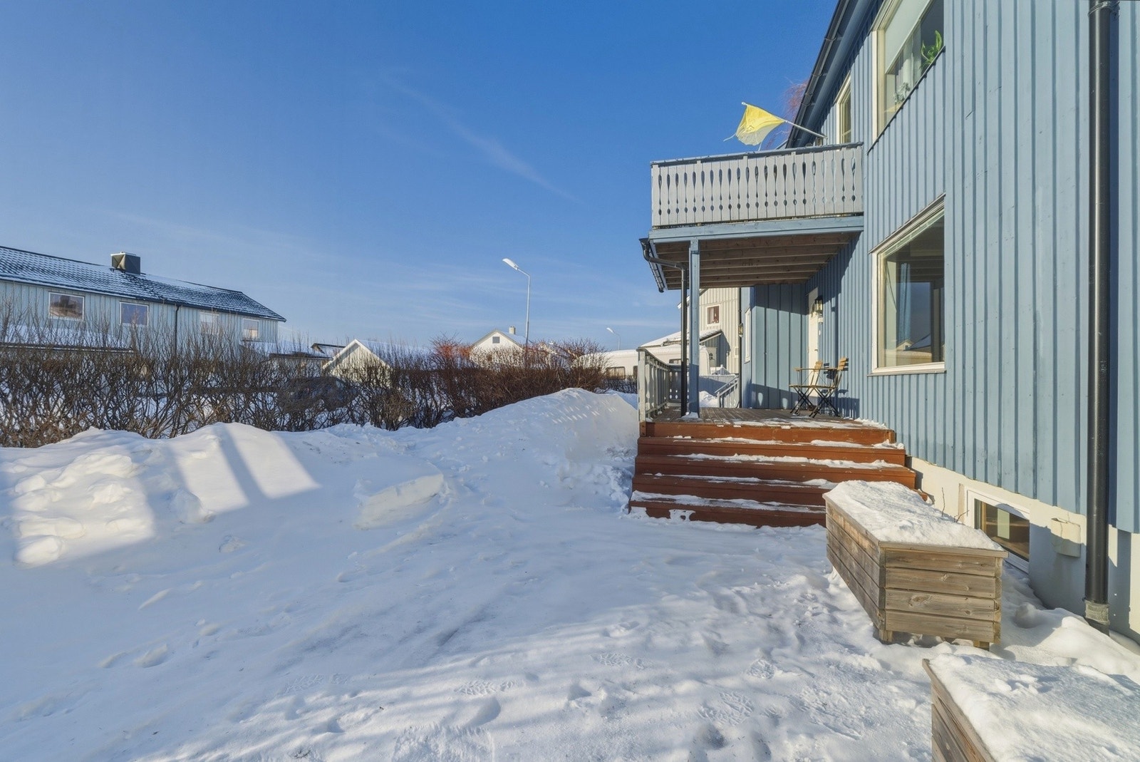 Stor sørvendt platting og hage.
Egen inngang til hybel. Galleribilde