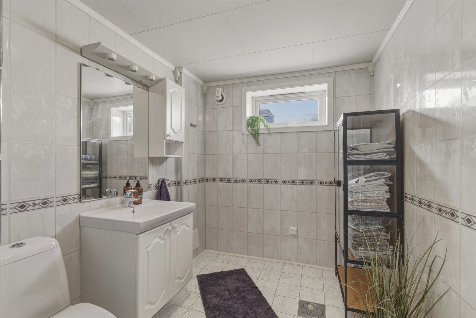 Det ligger vannrør klare i veggen etter at det tidligere var badekar her. (Ikke søkt bruksendring, opprinnelig bod). Galleribilde