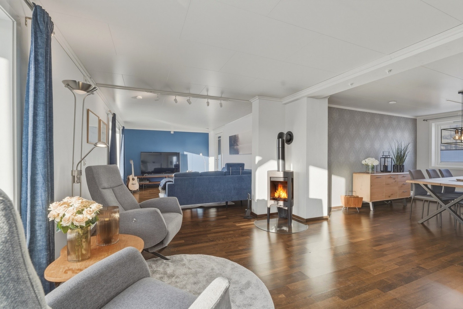 Romslig stue med gode møbleringsmuligheter. Galleribilde