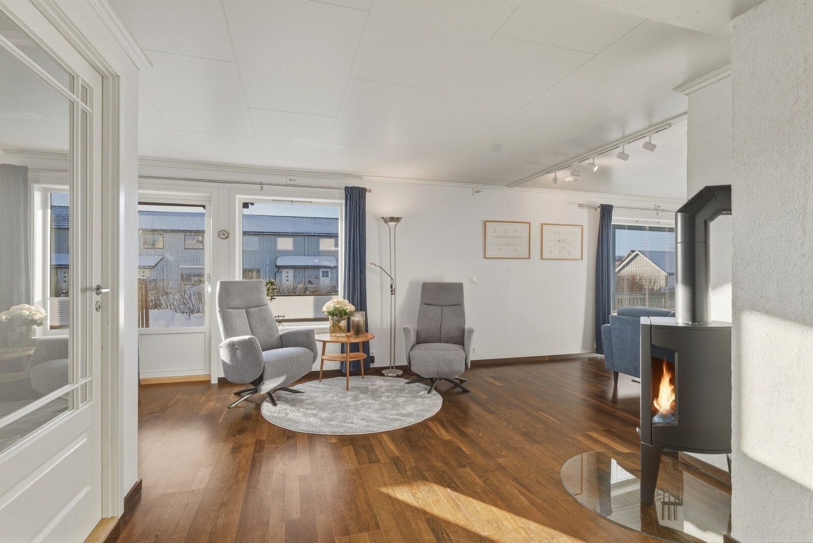 Store vindusflater mot både nord og sør gir godt med lysinnslipp. Utgang til platting og hage. Galleribilde