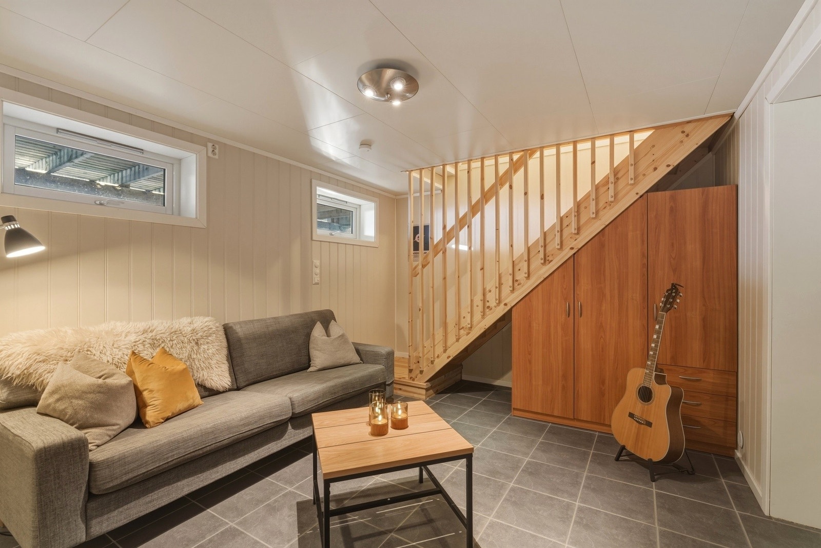 Trivelig kjellerstue med flislagt gulv med varme. (Ikke søkt bruksendring, opprinnelig bod). Galleribilde