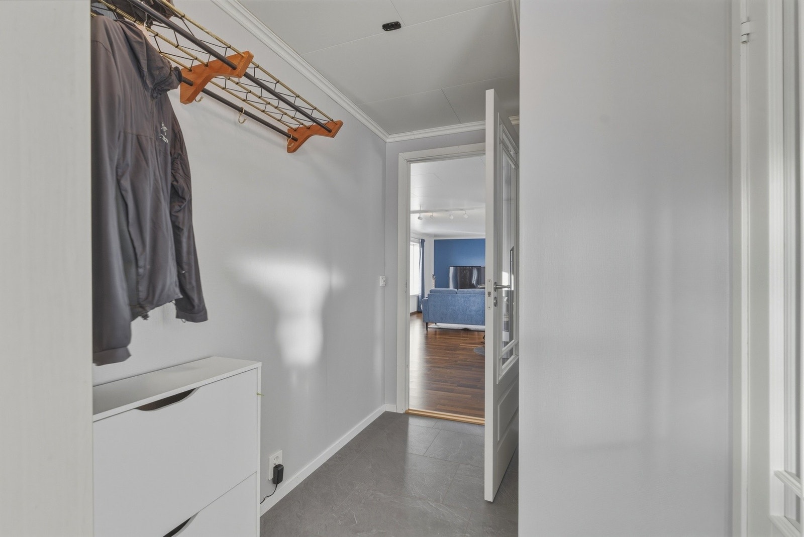 Fra vindfang kommer man inn i en gang med dør inn til både stue og kjøkken. Varme i gulv. Galleribilde