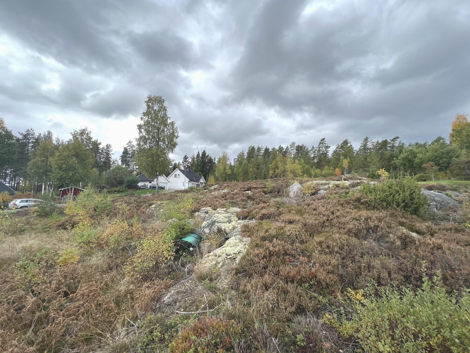 Det er umiddelbar nærhet til skole, barnehage, offentlig kommunikasjon og Joker nærbutikk. Rømskog er også et sted med gode muligheter for et aktivt friluftsliv og skogen omkranser boligfeltet. Galleribilde