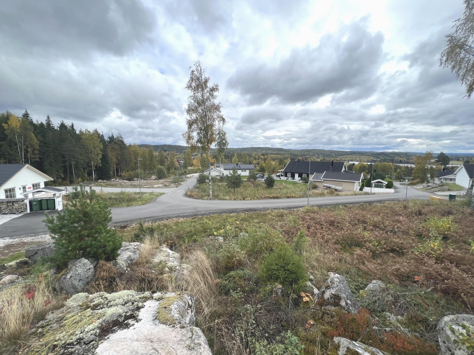 Realiser boligdrømmen på Rømskog! Romslig og solrik tomt på etablert boligfelt i naturskjønt område med skog og vann. Galleribilde
