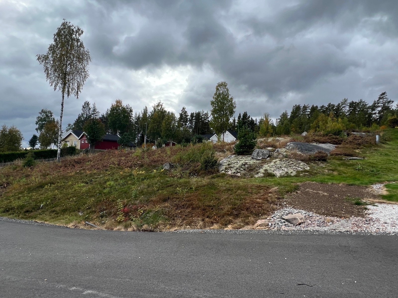 Området har offentlig kommunikasjon via buss, men med et begrenset rutetilbud. Nærmeste holdeplass er Rømskog skole, som ligger ca. 500 m unna. Med bil fra Rømskog tar det ca. 25 min til Bjørkelangen, 35 min til Töcksfors og 60 min til Lillestrøm. Galleribilde