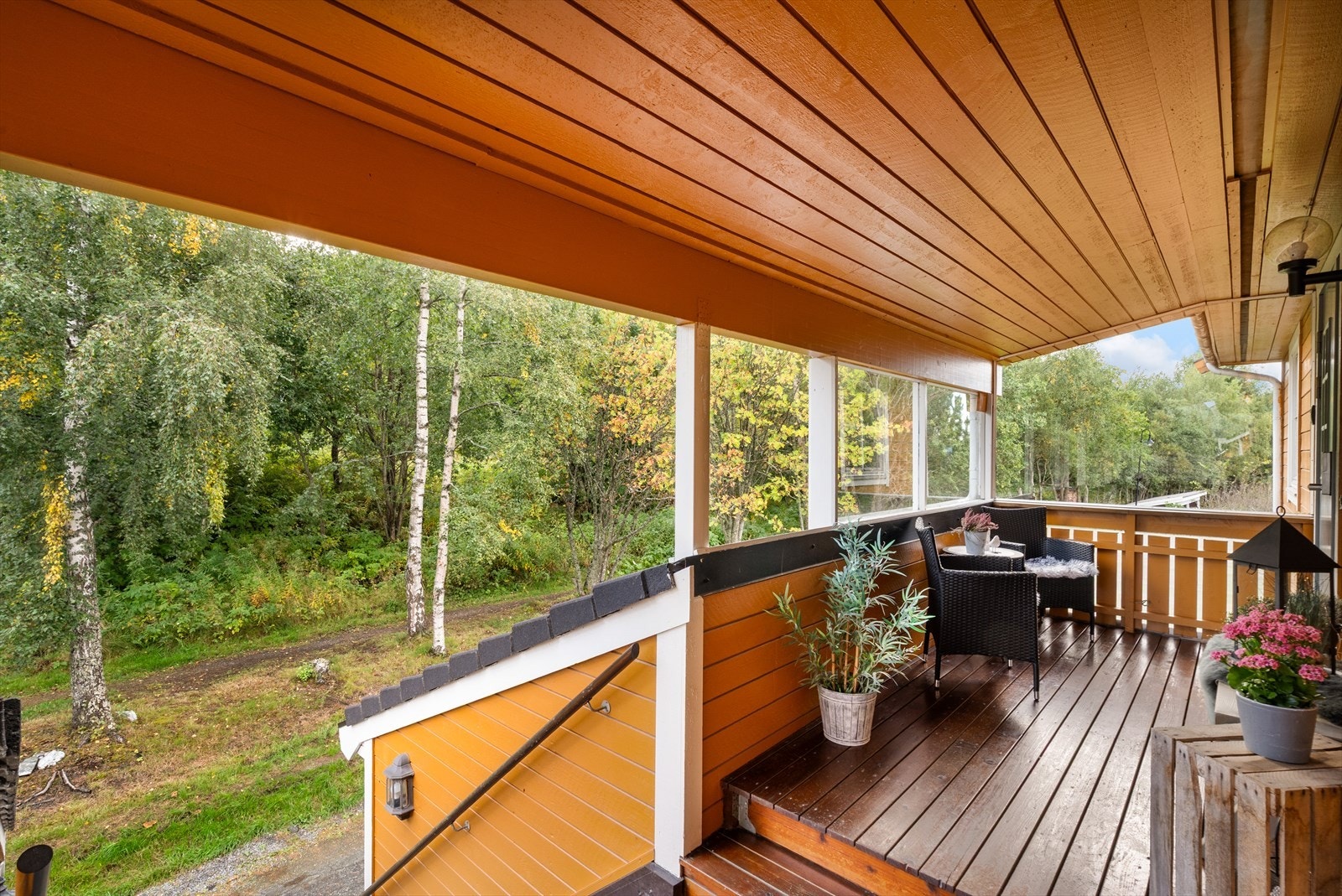 Terrasse/inngangsparti på framsiden. Denne er østvendt. Galleribilde