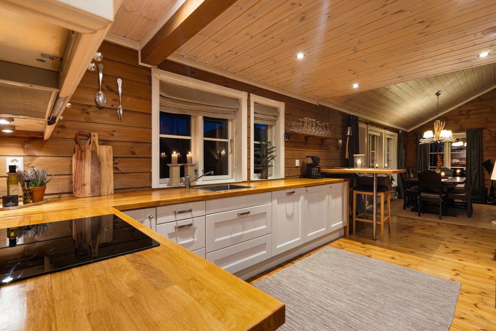 Velutstyrt kjøkken med god skap- og benkeplass Galleribilde