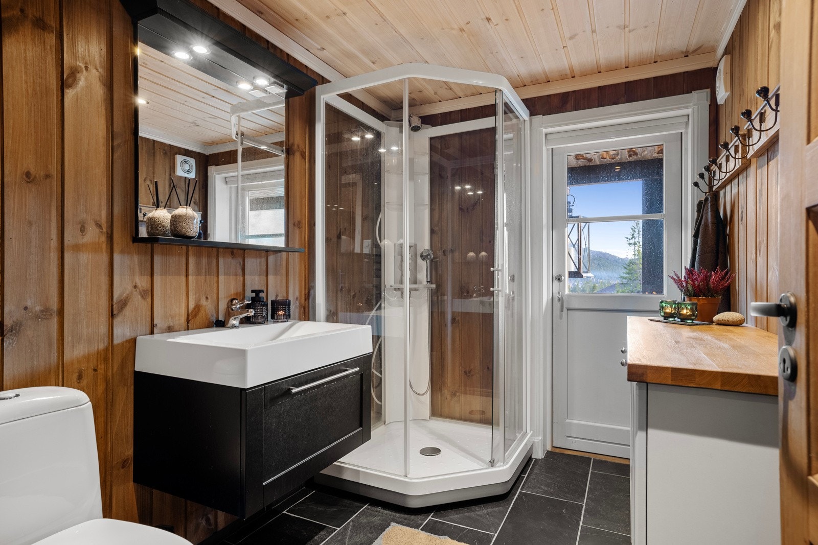 Det er 2 bad i hytta - begge i 1. etasje Galleribilde