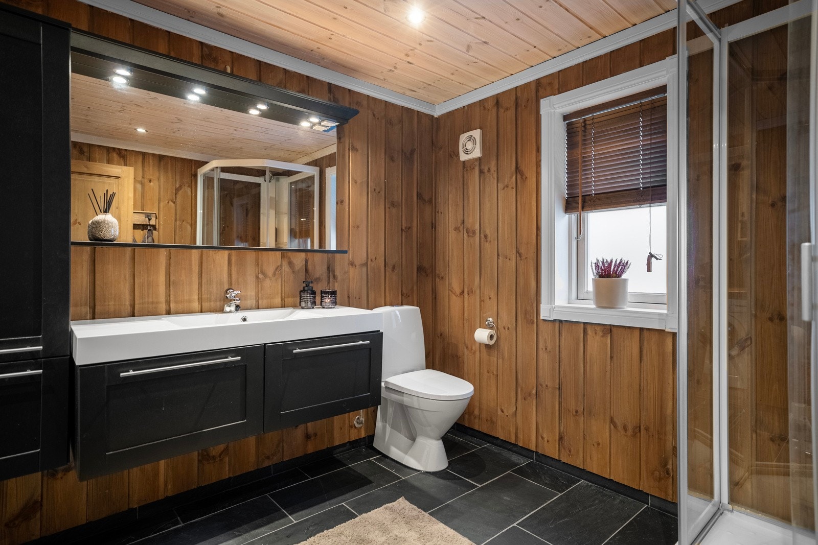 Bad nr 2 har servant i innredning, dusjkabinett, toalett og opplegg for vaskemaskin og tørketrommel Galleribilde