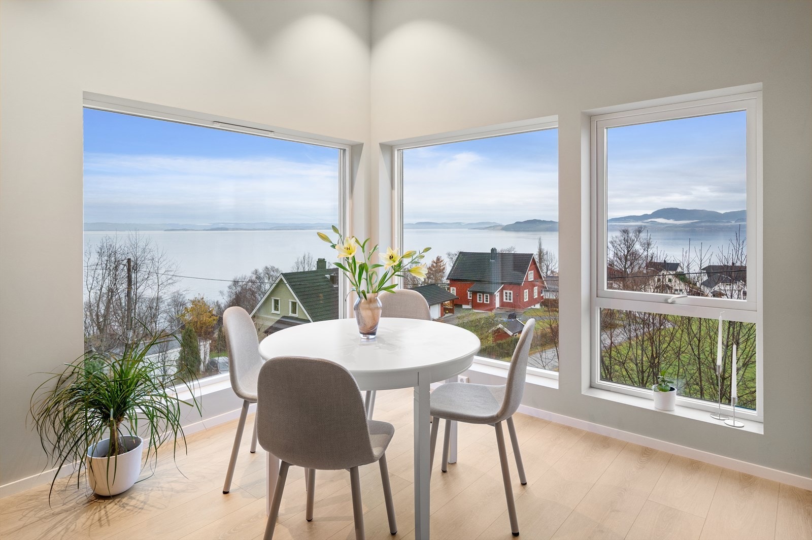 Her kan den fantastiske utsikten nytes ved middagsbordet. Galleribilde