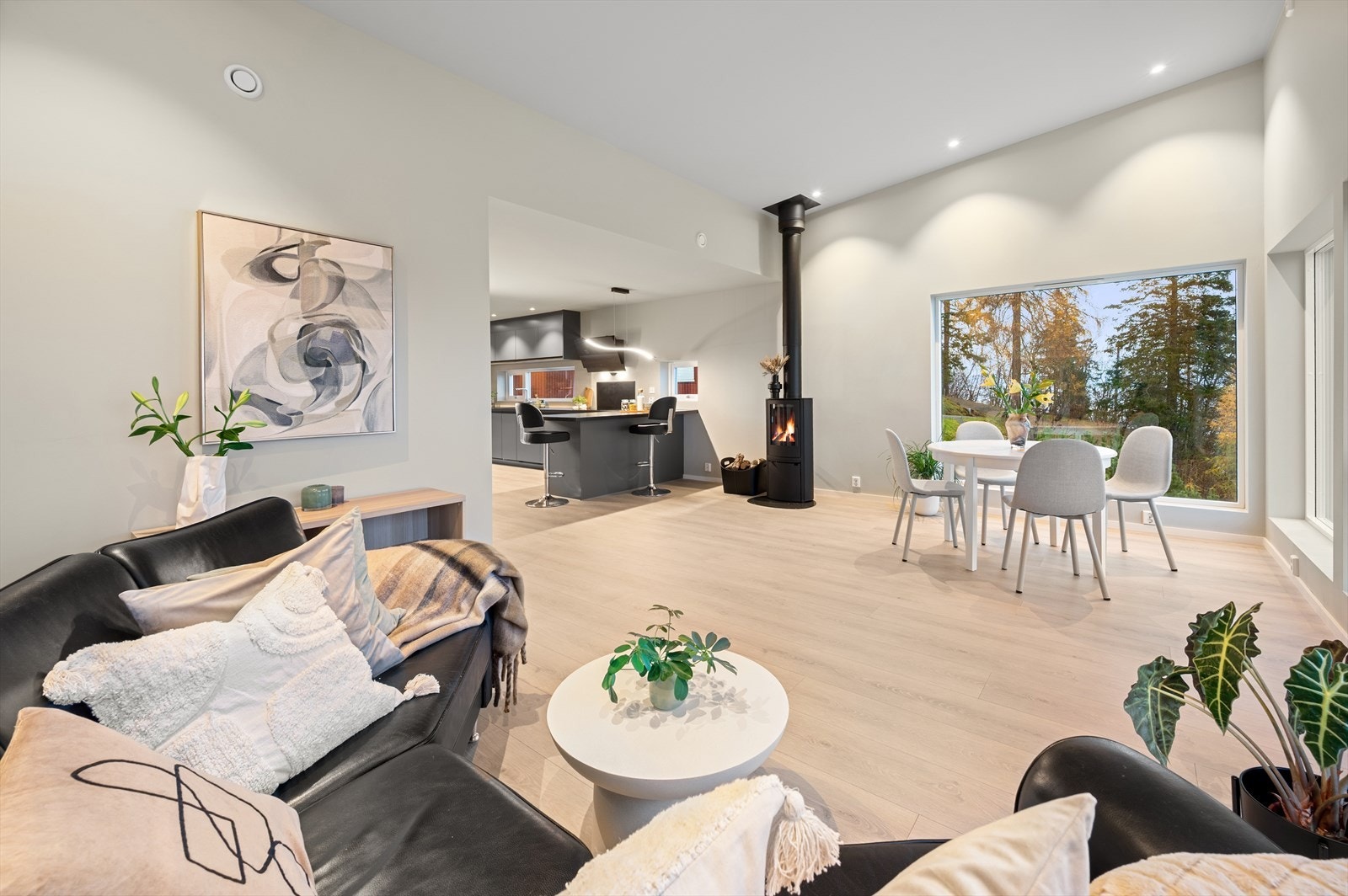 Boligen nyter av behagelig oppvarming fra peis, som varmer godt på kalde vintersdager. Galleribilde