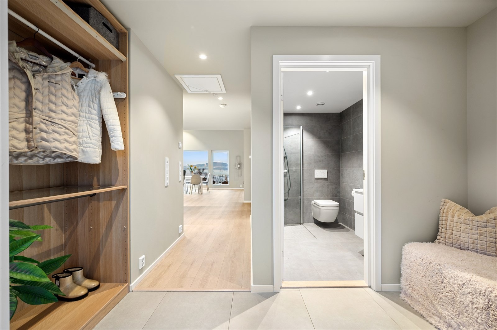 Romslig inngangsparti med god plass til oppbevaring og behagelig gulvvarme. Galleribilde