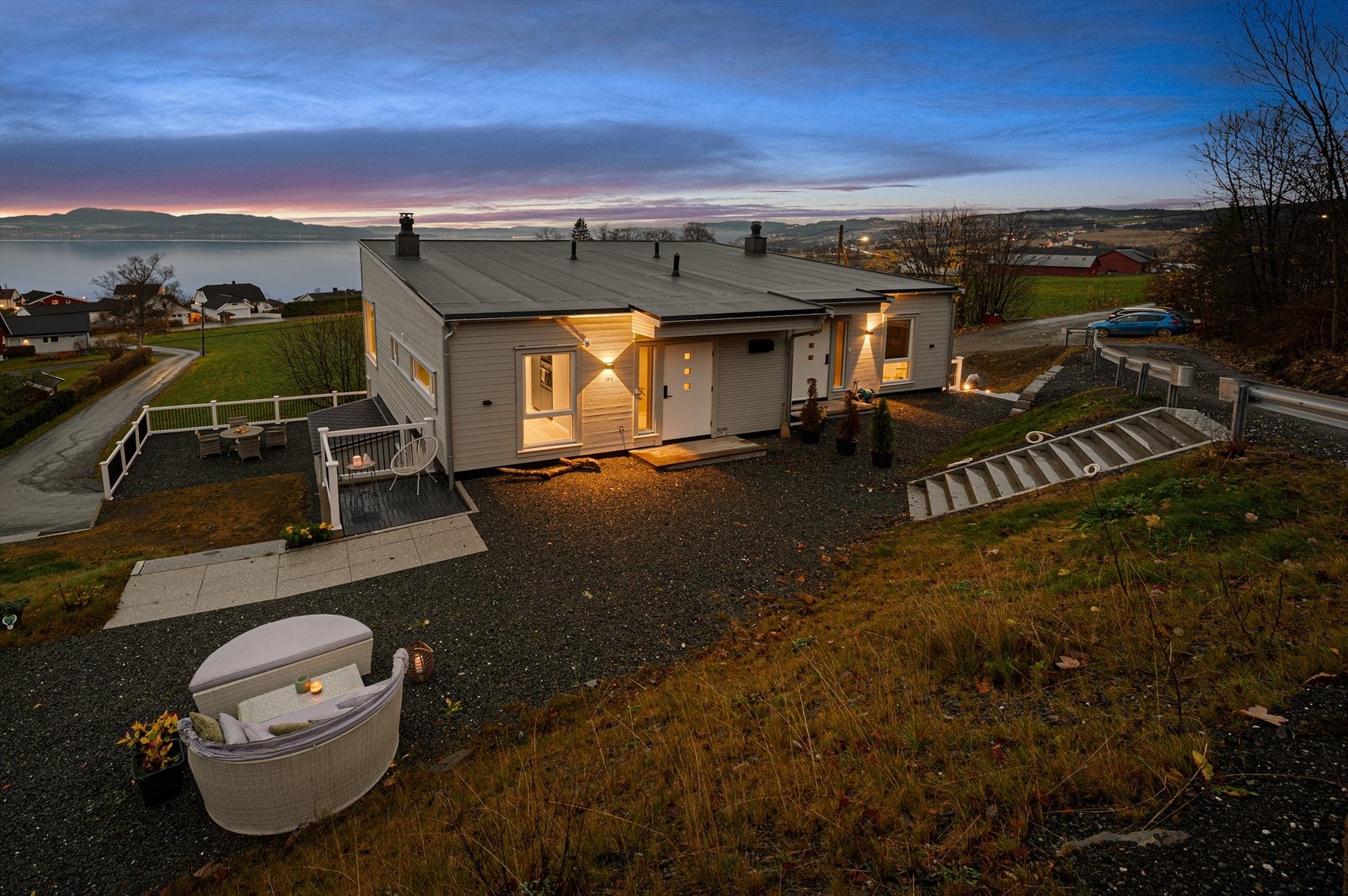 En innbydende og moderne tomannsbolig fra 2023 med attraktiv beliggenhet og nydelig utsikt. Galleribilde