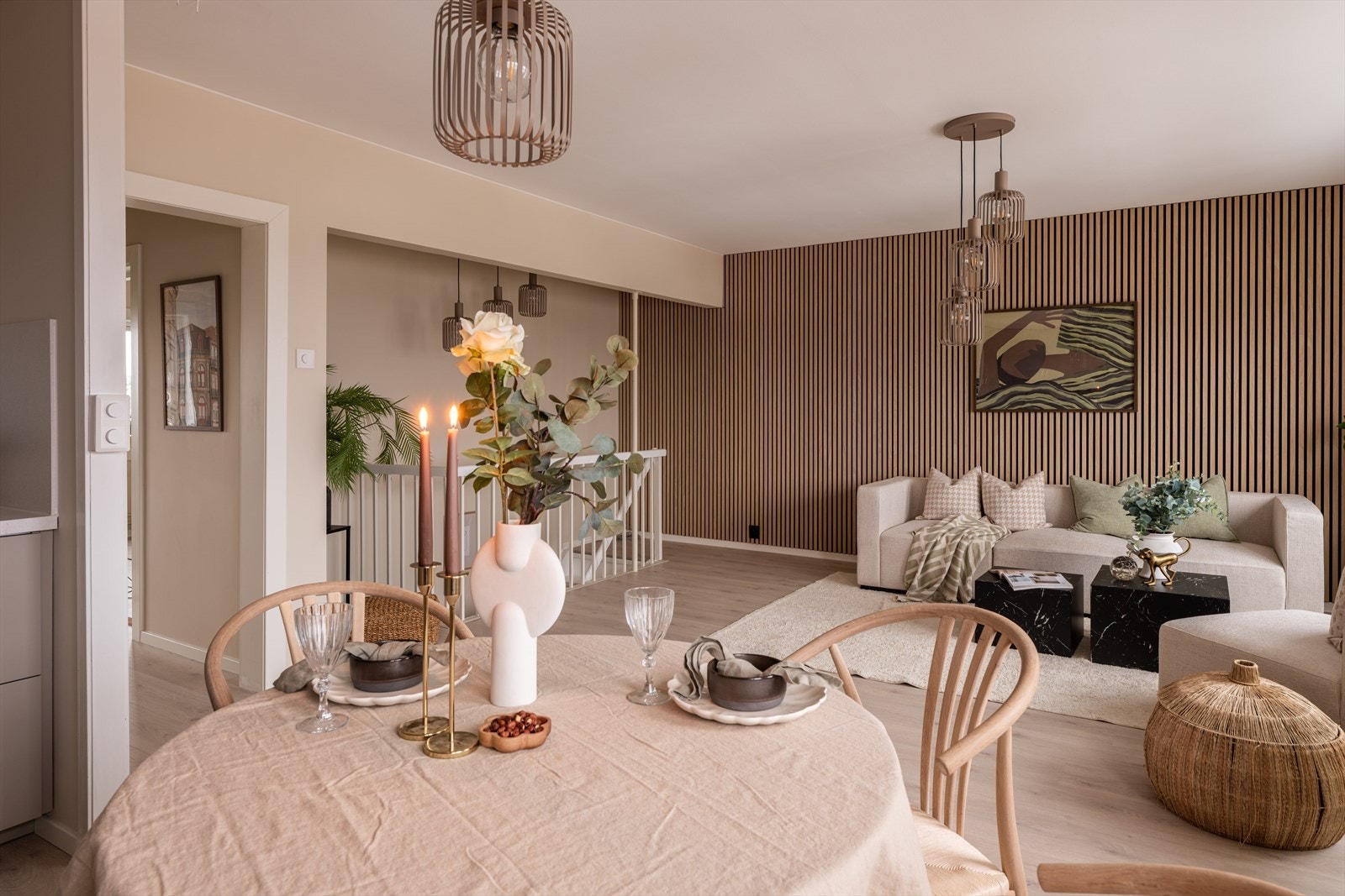 Den åpne løsningen gir en god romfølelse og fleksible møbleringsmuligheter. Galleribilde