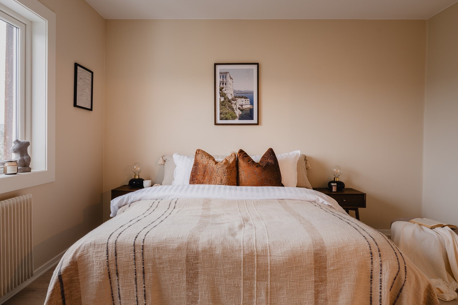 Rommet har en rolig og behagelig atmosfære med dempede fargevalg. Galleribilde