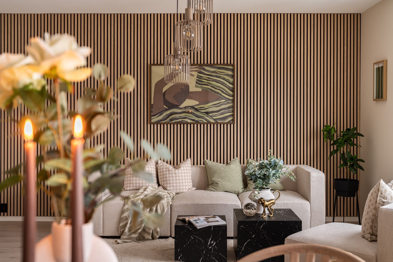 Stuen har en elegant spilevegg som gir rommet en lun og moderne karakter. Galleribilde