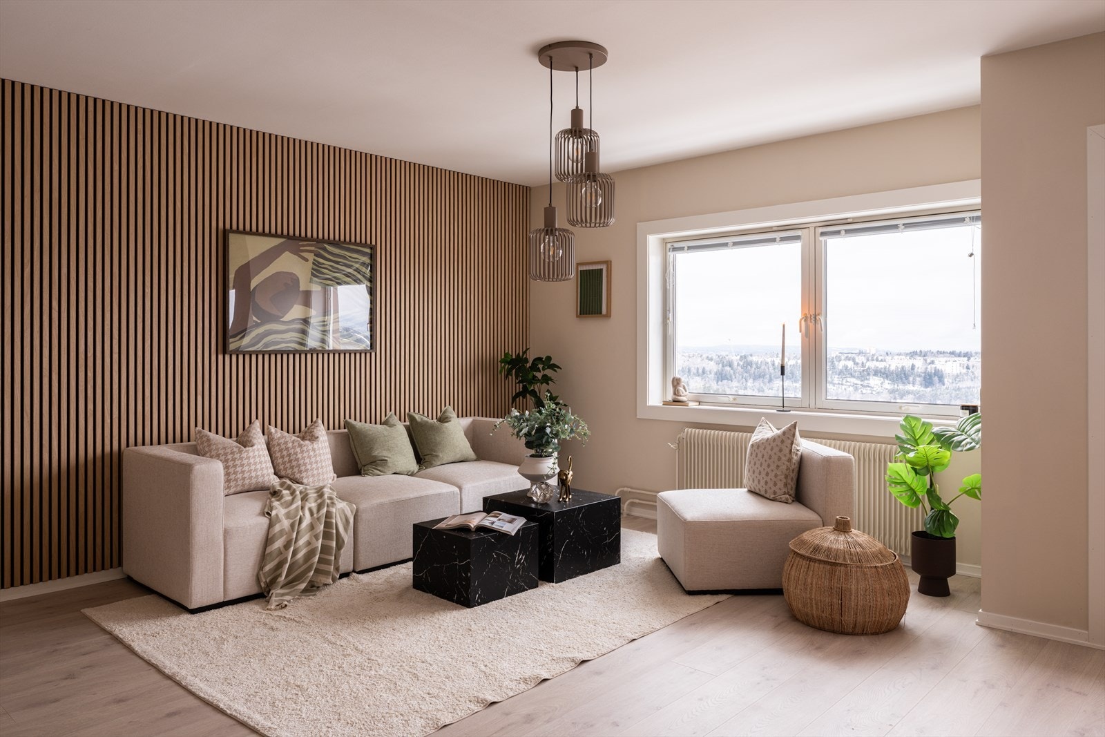 Gjennomgående laminatgulv og lyse veggflater skaper en helhetlig atmosfære. Galleribilde